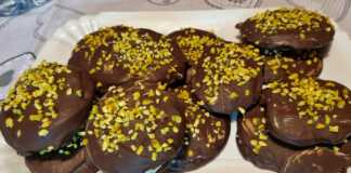 Μαλακά μπισκότα κακάο με γλάσο μαύρης σοκολάτας και κόκκους φιστικιού αιγίνης