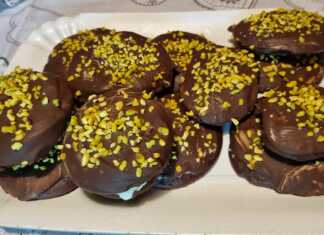 Μαλακά μπισκότα κακάο με γλάσο μαύρης σοκολάτας και κόκκους φιστικιού αιγίνης