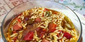 Κριθαρότο με λουκάνικο και πιπεριές