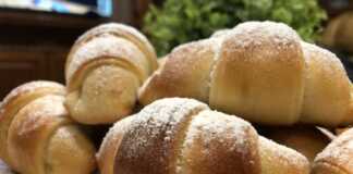 ρουσανάκια με μαρμελάδα δαμάσκηνο, ζαχαρουχο γάλα και μαρμελάδα ροδάκινο.