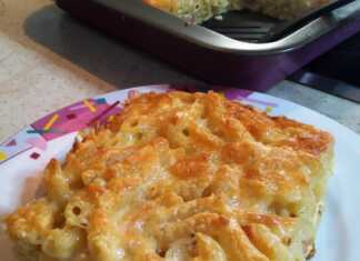 Μακαρονάδα φούρνου σε πυρίμαχο σκεύος, με χρυσαφένια κρούστα τυριού και πέννες μέσα σε κρεμώδη σάλτσα