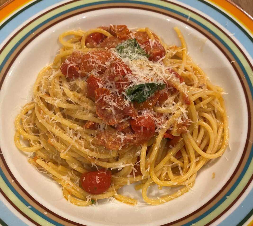 makaroniaSaltsa Ζυμαρικά με σάλτσα φρέσκιας ντομάτας