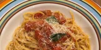 Ζυμαρικά με σάλτσα φρέσκιας ντομάτας 