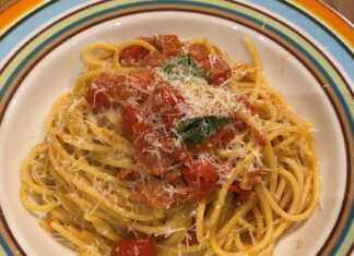 Ζυμαρικά με σάλτσα φρέσκιας ντομάτας 