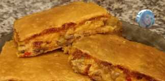 Χρυσαφένια μανιταρόπιτα με μπεσαμέλ, κομμένη σε κομμάτια σε ταψί.