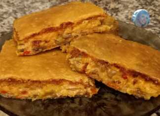 Χρυσαφένια μανιταρόπιτα με μπεσαμέλ, κομμένη σε κομμάτια σε ταψί.