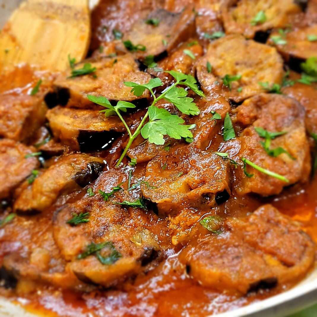 Μελιτζάνες τηγανητές με σάλτσα ντομάτας, σκόρδο, βασιλικό, μαϊντανό.