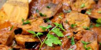 Μελιτζάνες τηγανητές με σάλτσα ντομάτας, σκόρδο, βασιλικό, μαϊντανό.