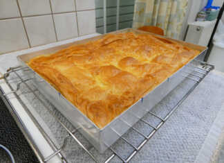 Μπουγάτσα γλυκιά Θεσσαλονίκης συνταγή Ζαχαροπλαστείου Μια φρεσκοψημένη, χρυσαφένια μπουγάτσα Θεσσαλονίκης, κομμένη σε τετράγωνα κομμάτια, πασπαλισμένη με ζάχαρη άχνη και κανέλα.