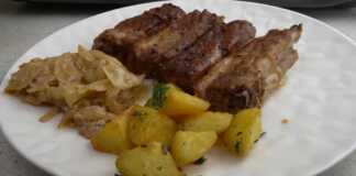 Παϊδάκια στο φούρνο με πατάτες και κρεμμύδια