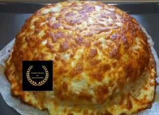 Παστίτσιο με Κρέπες σε ταψί, με ροδοκοκκινισμένη μοτσαρέλα στην κορυφή και ορατές τις στρώσεις.