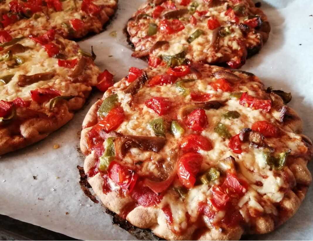 Πίτσες σε πίτα από σουβλάκι