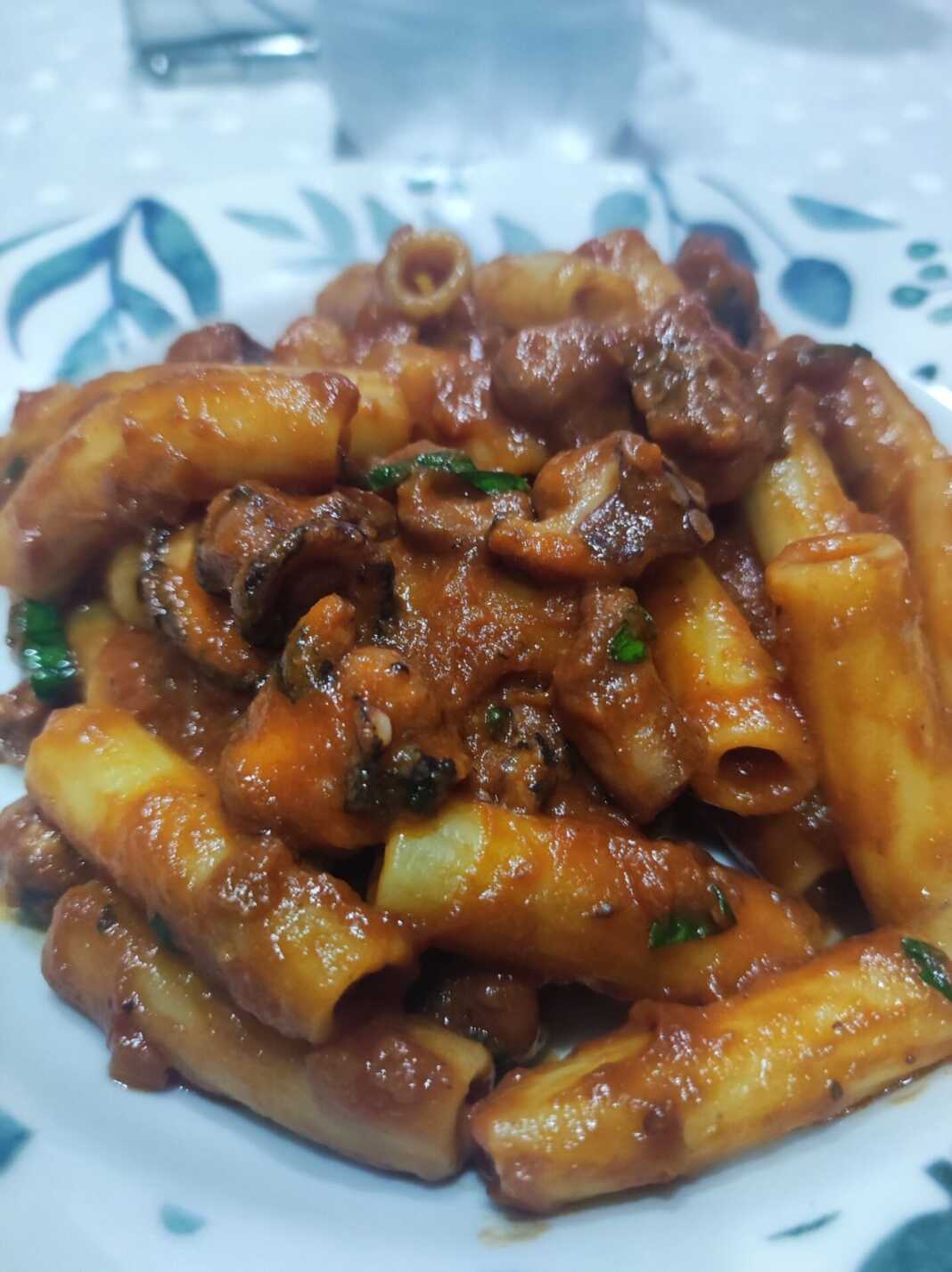 ragouXtapodi Χταπόδι ραγού με ζυμαρικά.