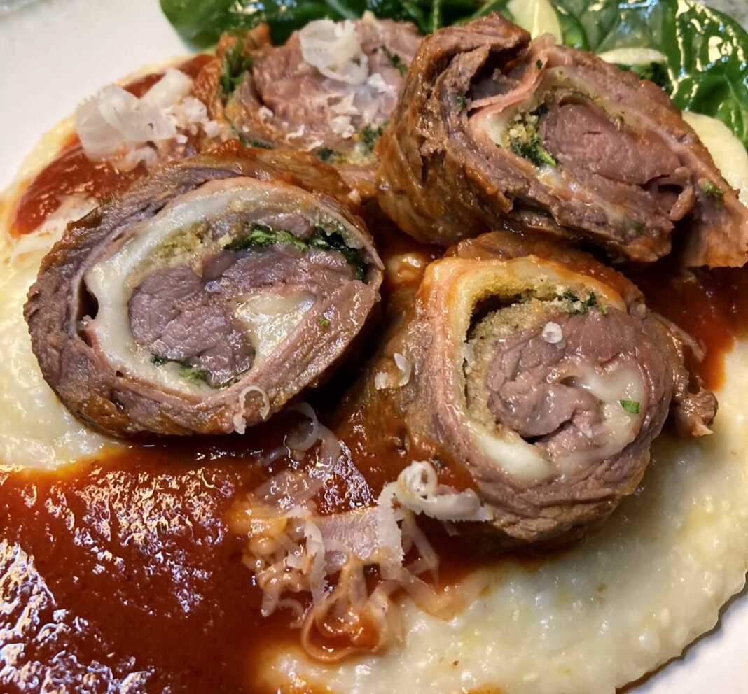 Ρολό μοσχαρίσιο με πουρέ σε σάλτσα ντομάτας.