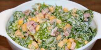 Ένα μεγάλο μπολ με Σαλάτα Μαρουλιού με μαγιονέζα, ζαμπόν, τυρί και καλαμπόκι, έτοιμη για σερβίρισμα