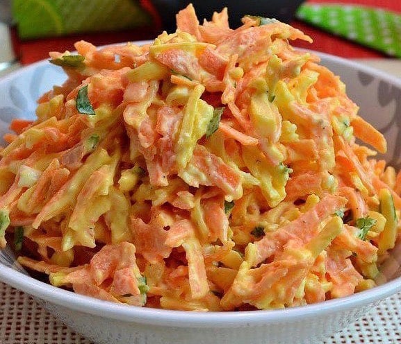 salatakaroto Σαλάτα με καρότα, τυρί και αυγά και σως