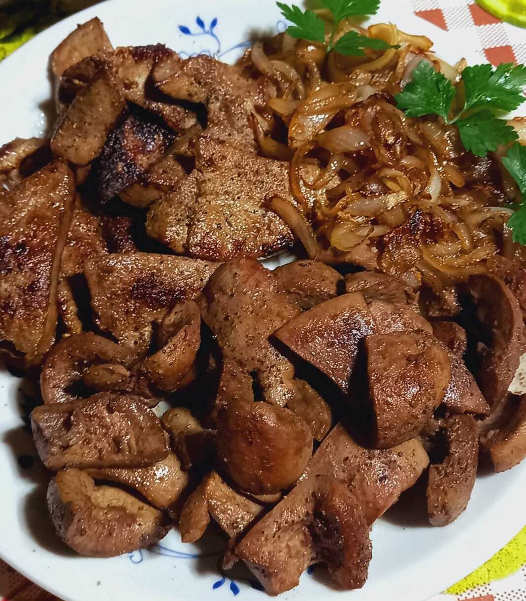 sikotakiaNefra Χοιρινά νεφρά, συκώτι και καραμελωμένα κρεμμύδια σε τηγάνι!