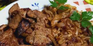 Χοιρινά νεφρά, συκώτι και καραμελωμένα κρεμμύδια σε τηγάνι!