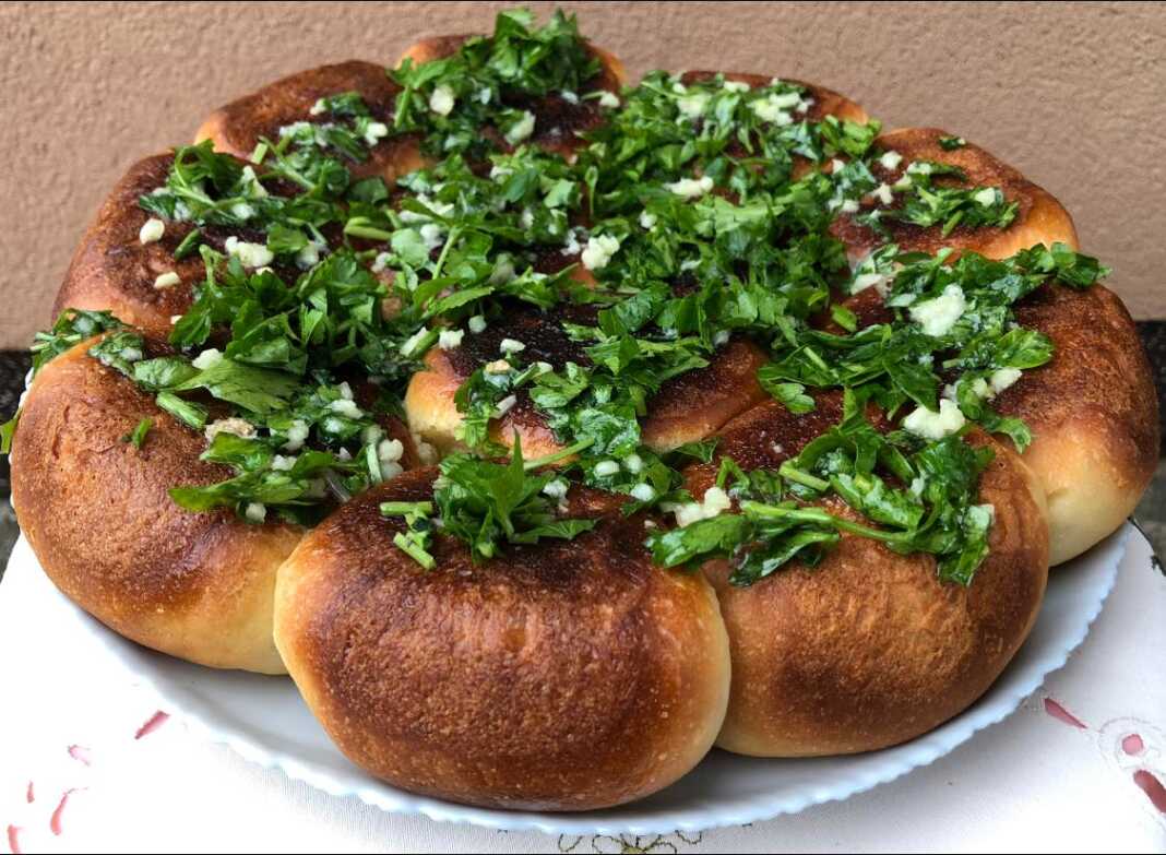 Ψωμάκια με αλειμμένο σκόρδο στο τηγάνι.