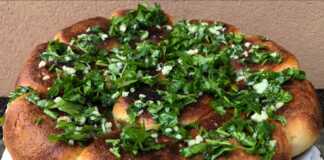 Ψωμάκια με αλειμμένο σκόρδο στο τηγάνι.