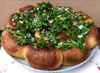 Ψωμάκια με αλειμμένο σκόρδο στο τηγάνι.