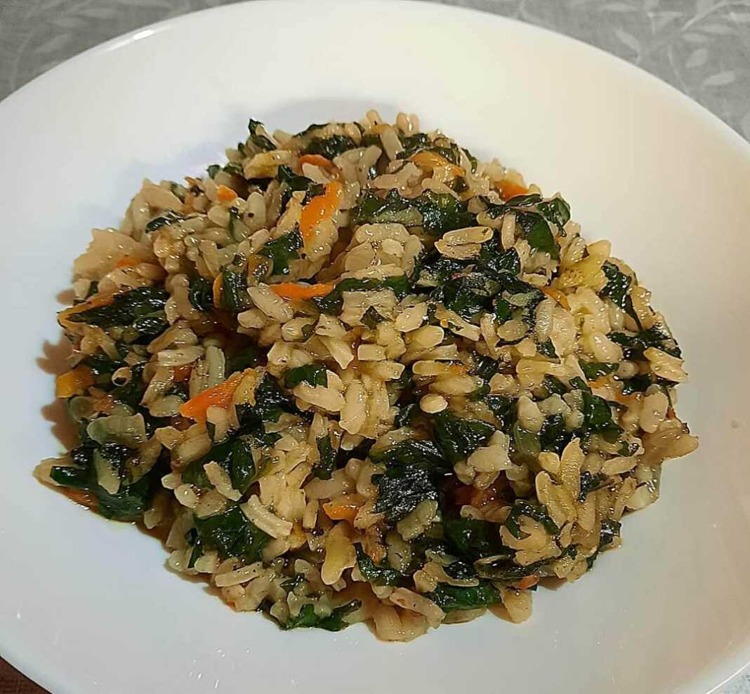 Κοντινό πλάνο σε ένα πιάτο με Σπανακόρυζο στο Φούρνο