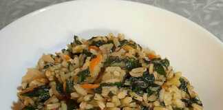 Κοντινό πλάνο σε ένα πιάτο με Σπανακόρυζο στο Φούρνο