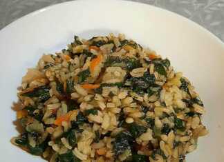 Κοντινό πλάνο σε ένα πιάτο με Σπανακόρυζο στο Φούρνο