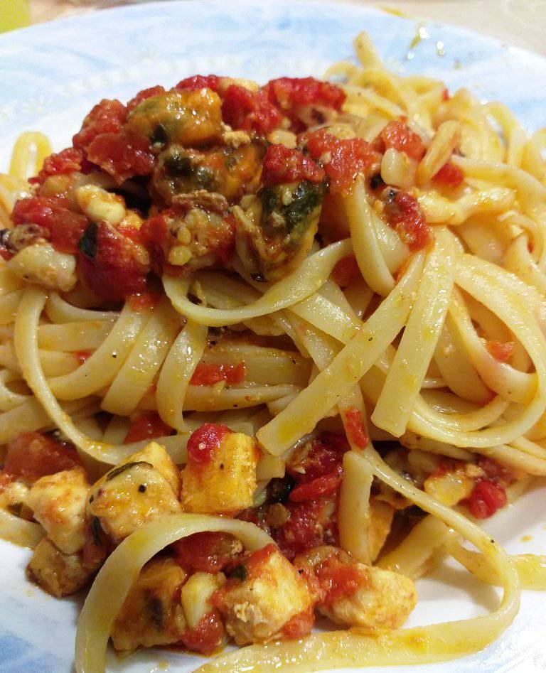 talaitelesKsifiaNtomata Σπαγγέτι με ξιφία, μελιτζάνες και πιπεριές