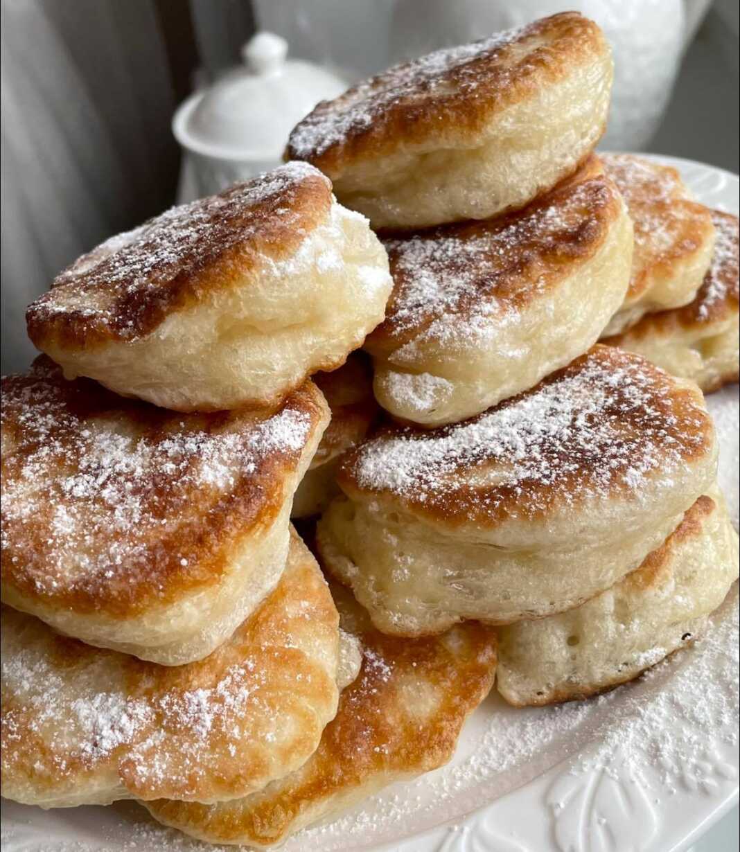 Αφράτες Τηγανίτες με μαγιά, σερβιρισμένες με μέλι και κανέλα.