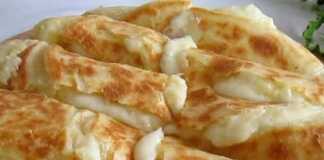 Χρυσαφένιο τυρόψωμο πατάτας στο τηγάνι με λιωμένη μοτσαρέλα να ξεχειλίζει από το εσωτερικό του