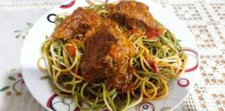 Φωτογραφία με σπαγγέτι τρικολόρε σερβιρισμένο με κομμάτια μοσχαριού και κόκκινη σάλτσα.