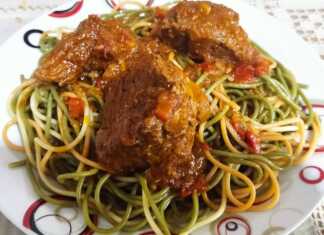 Φωτογραφία με σπαγγέτι τρικολόρε σερβιρισμένο με κομμάτια μοσχαριού και κόκκινη σάλτσα.