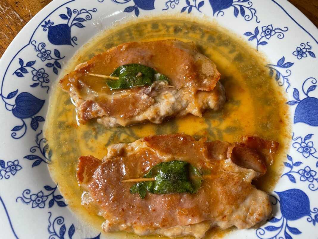 xoirinesSe krasi Χοιρινές μπριζόλες με προσουτο σβησμένες σε κρασι