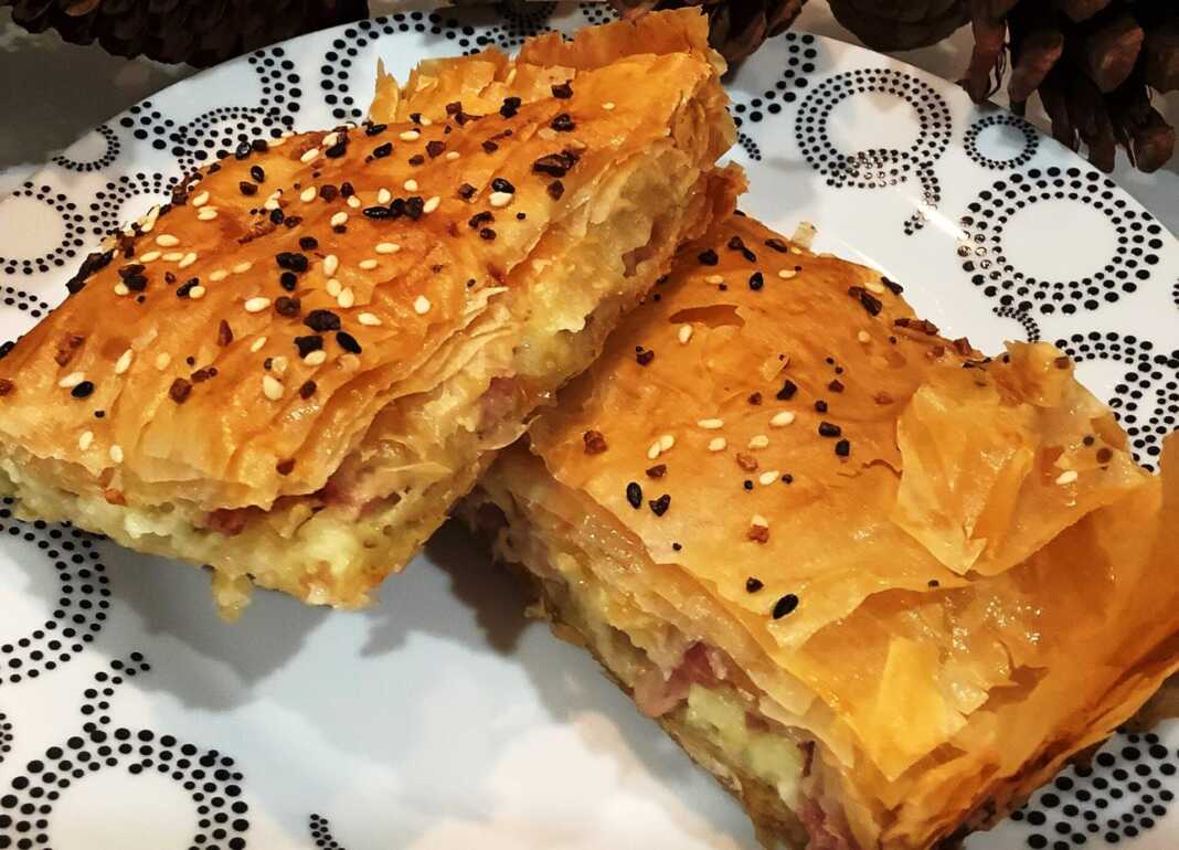 Τυρόπιτα με φρέσκο κρεμμυδάκι και ζαμπόν