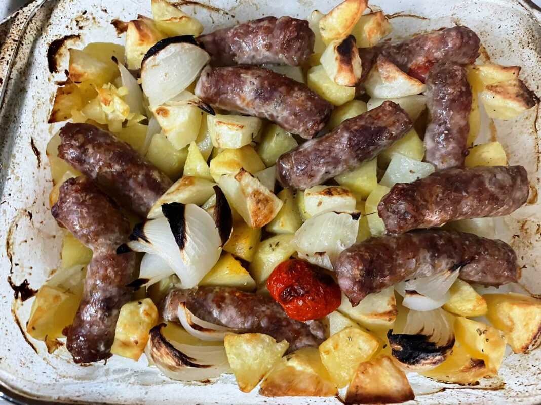 Λουκάνικα με πατάτες στο φούρνο