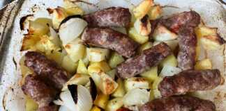 Λουκάνικα με πατάτες στο φούρνο