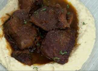 Πιάτο με μοσχαράκι κοκκινιστό με σκούρα σάλτσα και δαμάσκηνα, σερβιρισμένο πάνω σε λευκό πουρέ σελινόριζας