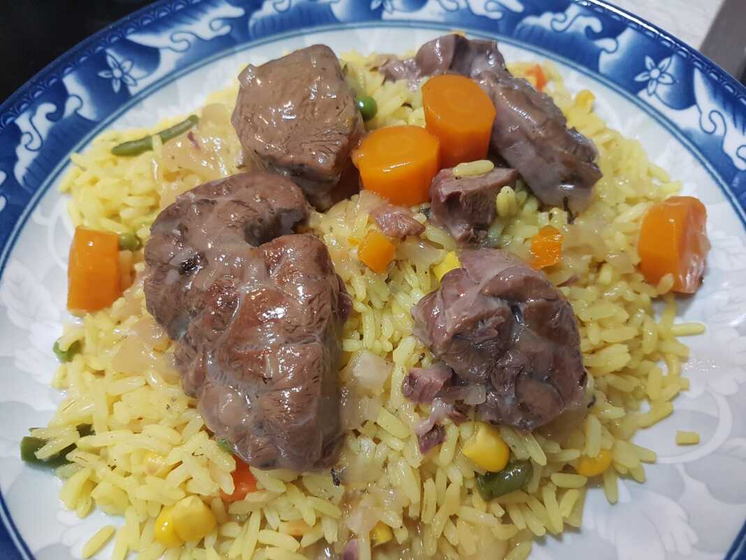 Μοσχαράκι λεμονάτο με ρύζι και λαχανικά