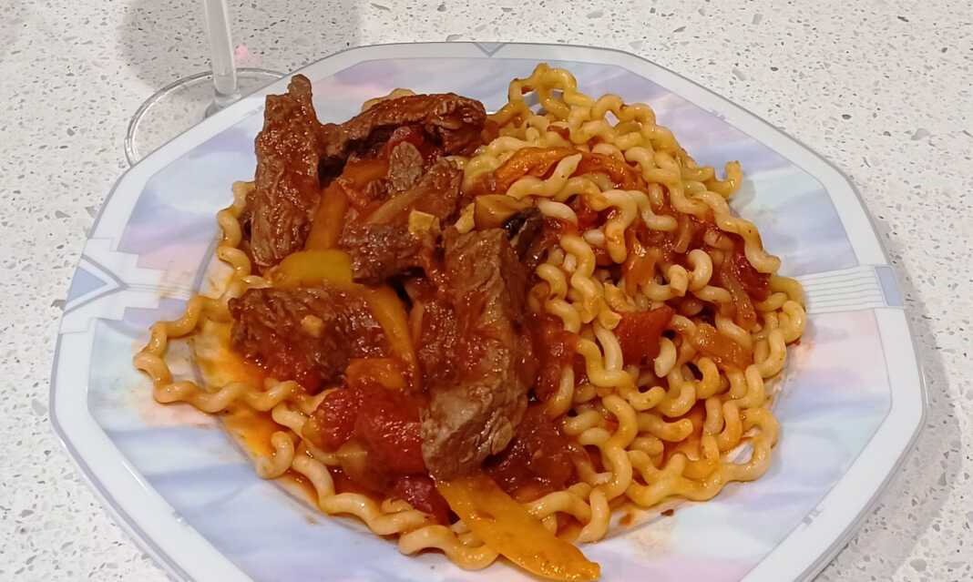Μπριζόλα με ζυμαρικά