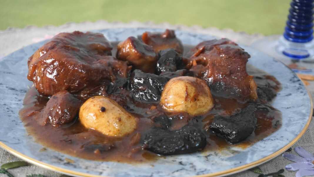 Αγριογούρουνο σε σάλτσα μαυροδάφνης με δαμάσκηνα