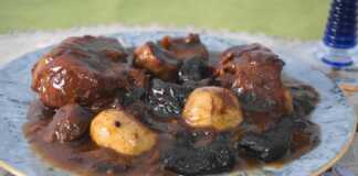 Αγριογούρουνο σε σάλτσα μαυροδάφνης με δαμάσκηνα