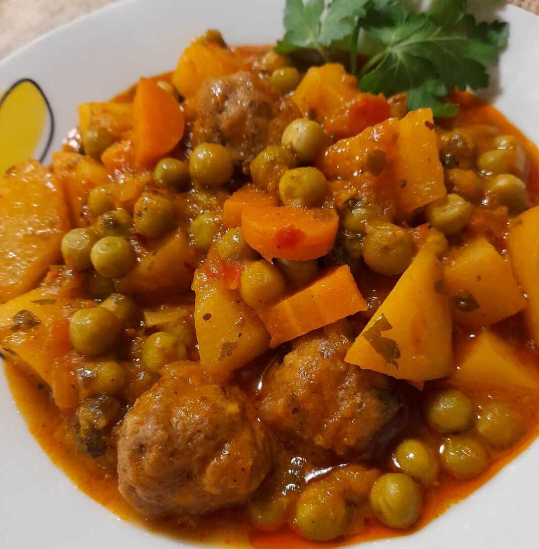 Αρακας με κεφτεδάκια και λαχανικά