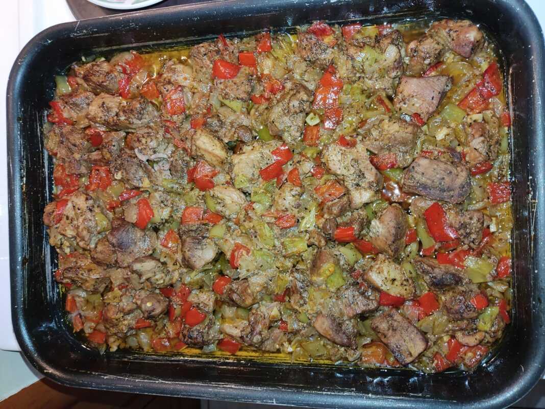 Τρυφερό χοιρινό σε μπουκιές με λαχανικά, έτοιμο για σερβίρισμα από το ταψί φούρνου.