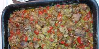 Τρυφερό χοιρινό σε μπουκιές με λαχανικά, έτοιμο για σερβίρισμα από το ταψί φούρνου.