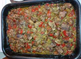 Τρυφερό χοιρινό σε μπουκιές με λαχανικά, έτοιμο για σερβίρισμα από το ταψί φούρνου.