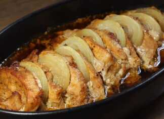 Καλοψημένο χοιρινό κρέας σε κομμάτια μέσα σε πλούσια σάλτσα μπύρας με ροδέλες κρεμμυδιού σε πυρίμαχο σκεύος