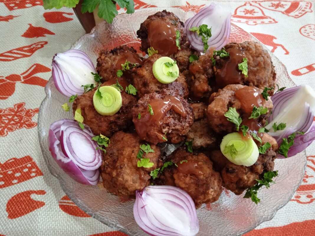 Ζουμερά τηγανητά κεφτεδάκια με σως