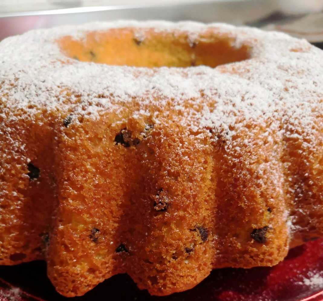 Το αφράτο Κέικ Στρατσιατέλα πασπαλισμένο με άχνη ζάχαρη