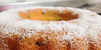 Το αφράτο Κέικ Στρατσιατέλα πασπαλισμένο με άχνη ζάχαρη